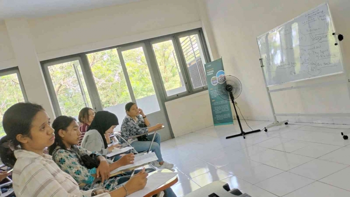 (Photo of the activity) Explanation of the topic using multitasking teaching and education system supported by all the media, and whiteboard.