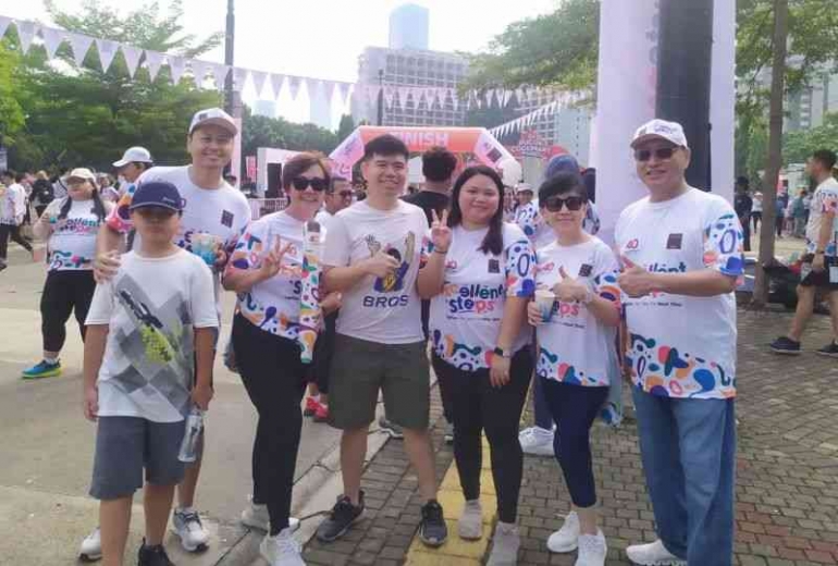 Managing Director VIVERE Group, William Simiadi (paling kiri belakang) seusai mengikuti Fun Walk Excellent Steps (Foto Setiyo)