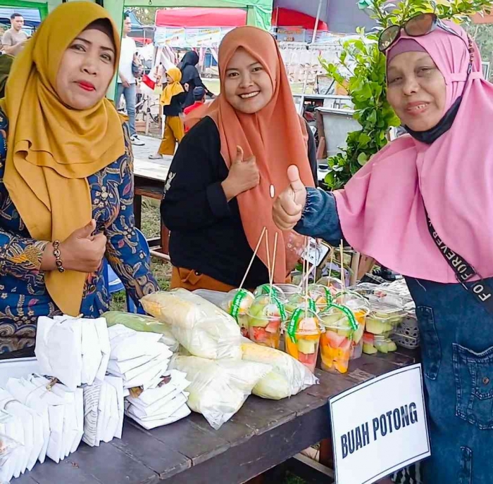 Lapak makanan khas tempe Mendoan mentah dan buah potong (dokumentasi pribadi)