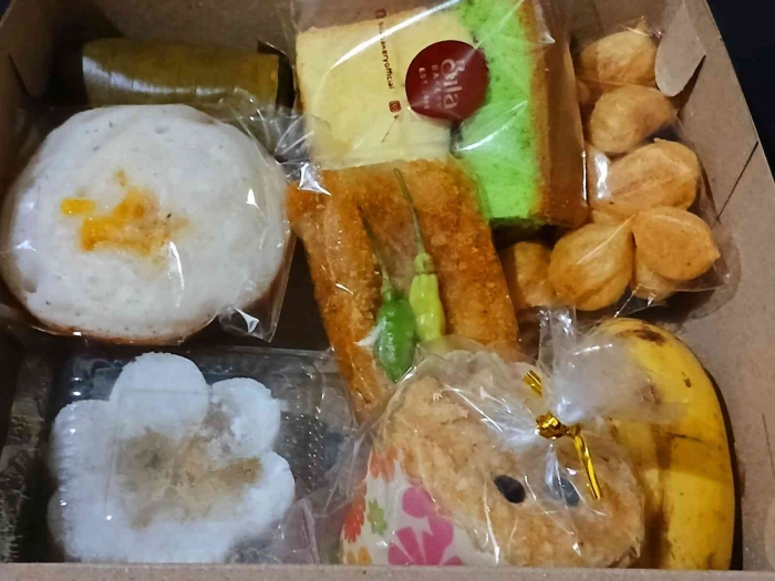 Taraaa....jajanan tradisional dan jajanan khas gratis dari kendurian. Hihihi (dokumentasi pribadi)