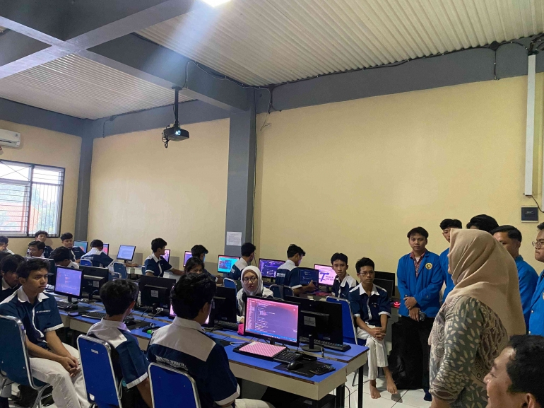Mahasiswa Unpam Melaksanakan PKM di SMK Media Informatika dengan Tema ...