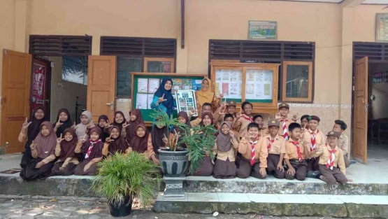 Kepala sekolah melakukan kesepakatan program dengan warga sekolah. Dokpri