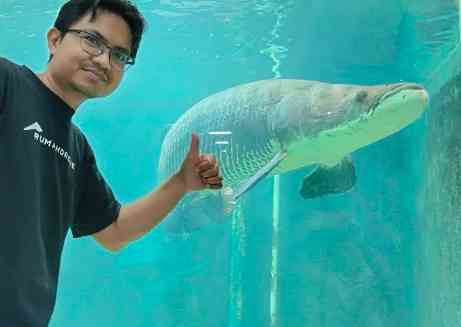 Berpose dengan Arapaima gigas (dok pribadi)