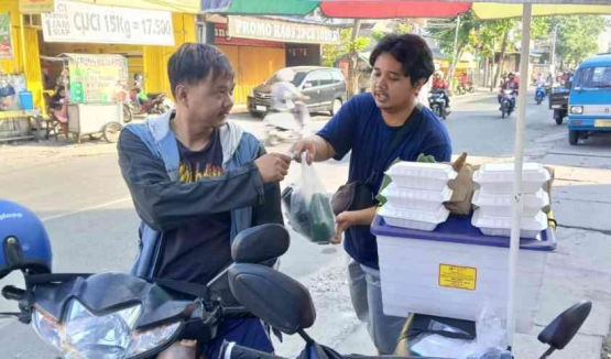 Interaksi langsung penjual street food dengan pelanggannya (dok foto: jatim.viva.co.id)