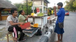Penjual jagung bakar pinggir jalan Eltari Kota Kupang, NTT (dok foto: Pos Kupang/Muhlis Alawi via tribunnews.com)