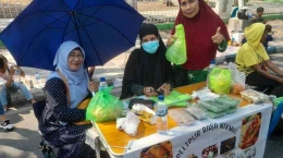 Penjual street food di Jalan Eltari Kota Kupang memanfaatkan car free day setiap Sabtu pagi untuk berjualan (dok foto: Pos-kupang.com/Ferry Ndoen)