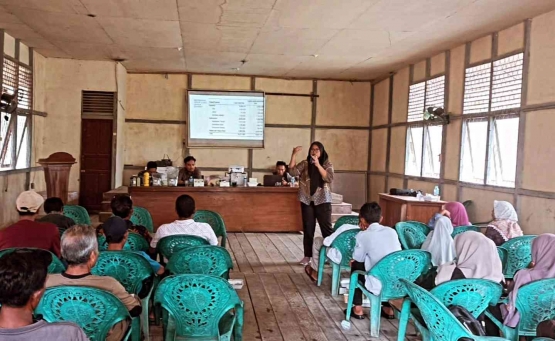 Widiya saat menyampaikan materi presentasi dalam kegiatan. (Fot0 dok. Yayasan Palung).