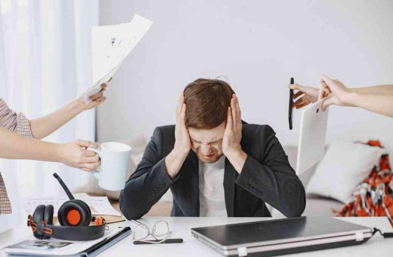 Ilustrasi gambar terkena budaya burn out kantor | Dokumen Foto Via Freepik.com