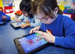 Anak Bermain Tablet (Sumber: Pin.it/happeness34)