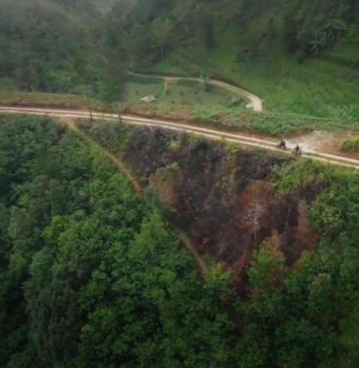 Kondisi jalan di lokasi penanaman pohon(dokumentasi panitia camping save the earth CVI Solo Raya)