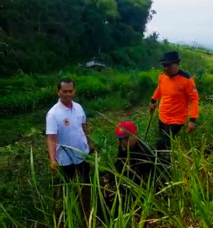 Penanaman pohon camping save the Earth CVI Solo Raya bersama Bapak kepala Desa Wonorejo (dokumentasi panitia)