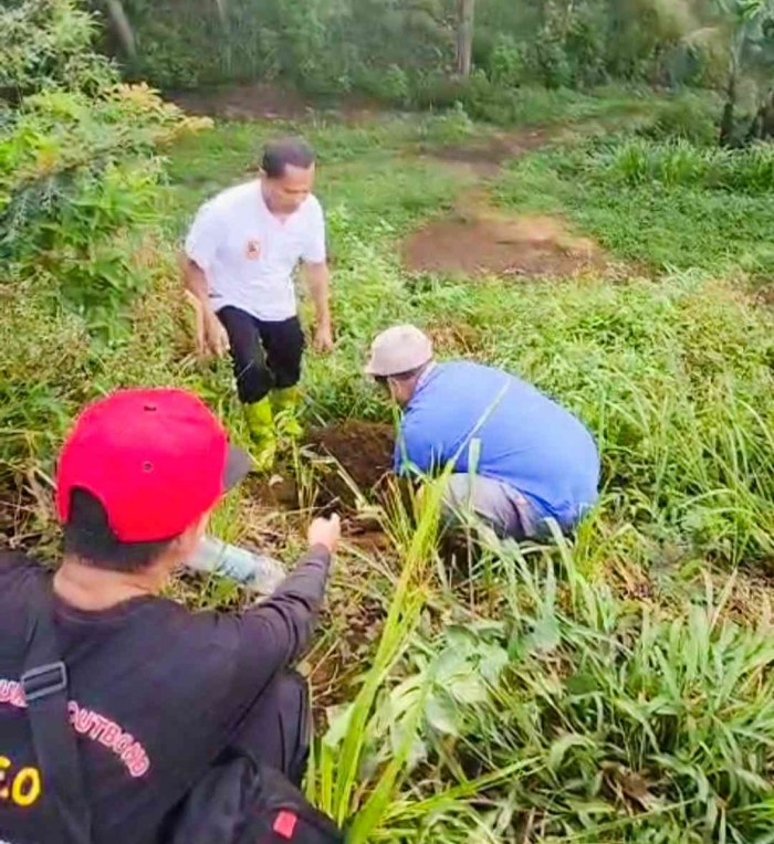 Penanaman pohon buah di Toya Aring Desa Wonorejo (dokumentasi panitia)