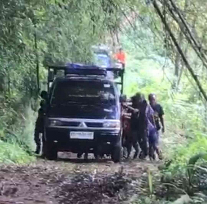 Kompak mendorong mobil yang mogok(dokumentasi panitia)