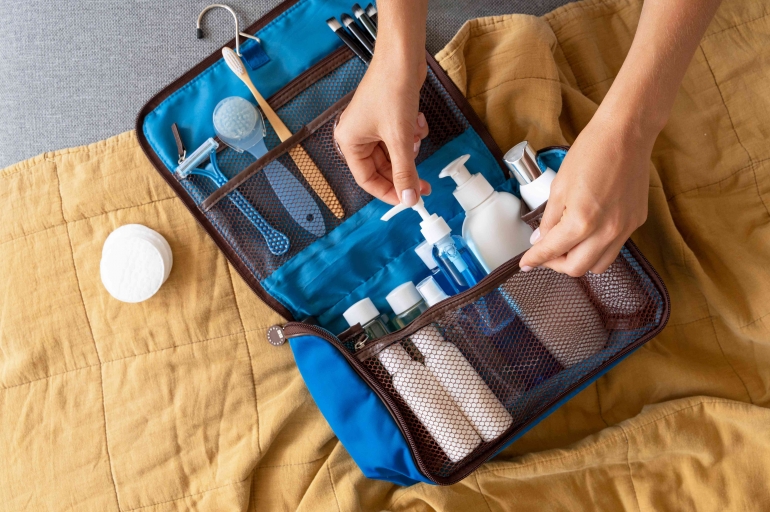 Toiletries in a travel size bag (Sumber: Freepik/Kredit Foto)