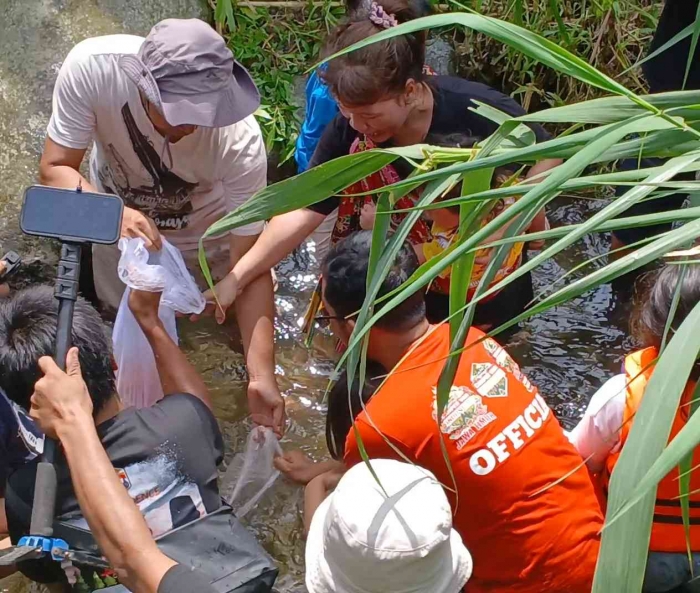 Tebar benih ikan bersama CVI(Dokumentasi pribadi)