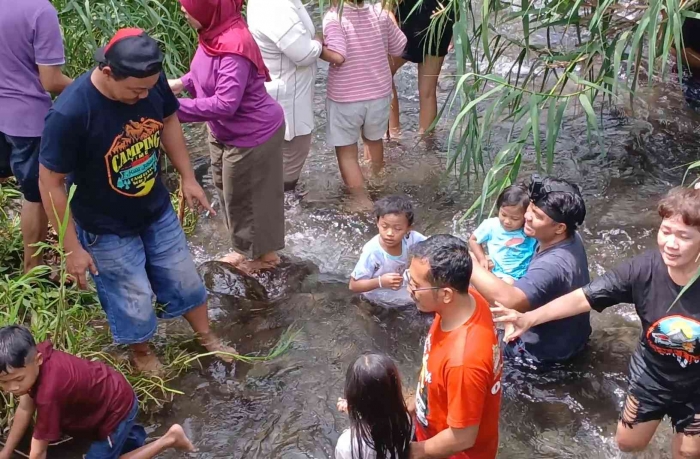 Susur sungai dan tebar benih mila dengan bahagia (Dokumentasi pribadi)