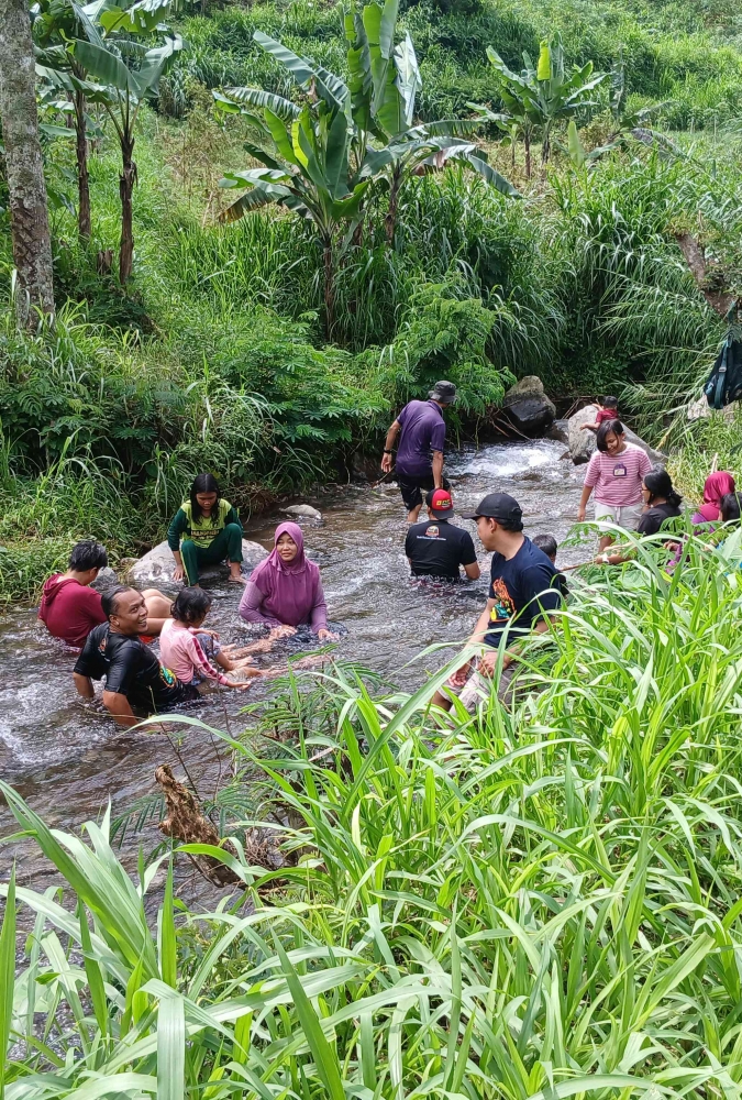 Susur sungai, mandi, dan tebar benih ikan, bersahabat dengan alam dalam jernih dan segarnya air sungai(Dokumentasi pribadi)