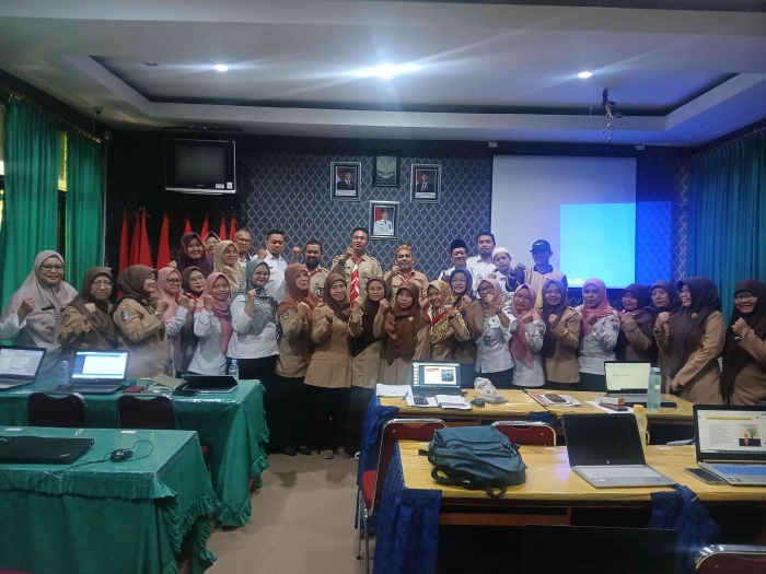 Foto baren dengan kepsek dan guru smpn 95 jakarta/dokpri