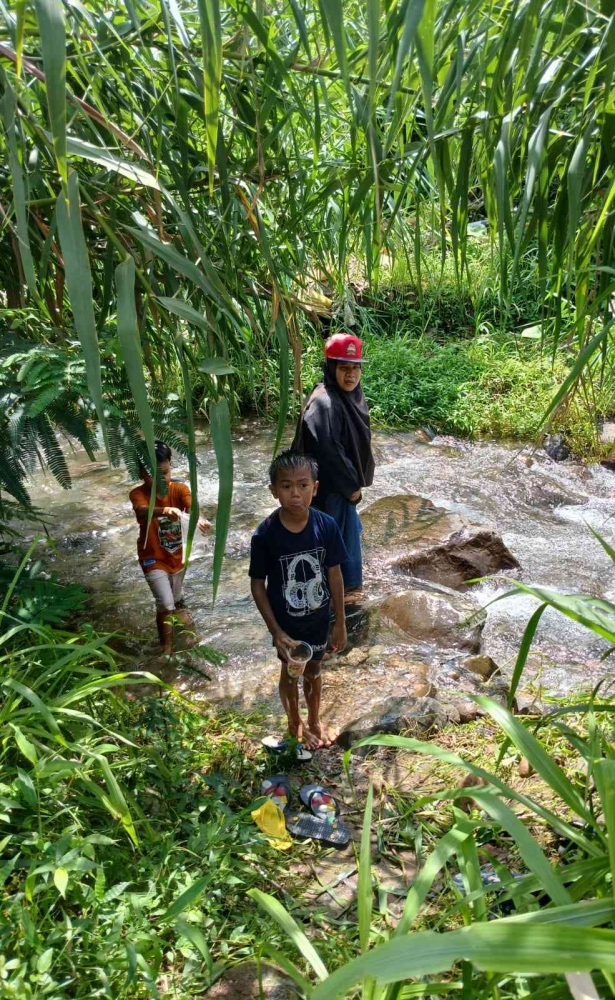 Hati-hati ya Dek, ya. Sandalku hanyuut....(Dokumentasi pribadi)