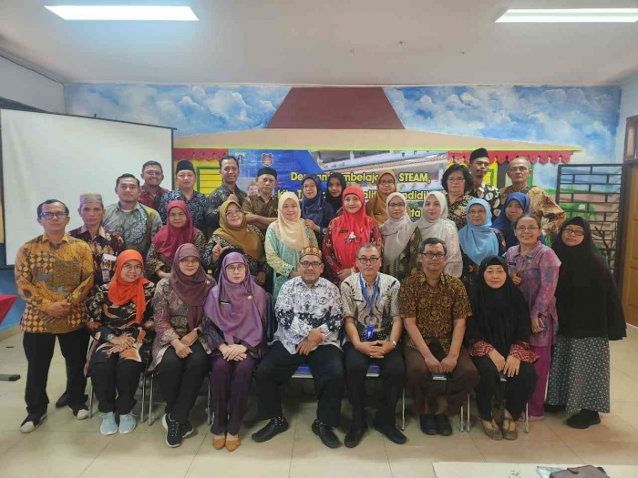 Omjay bersama kawan-kawan guru di smpn 267 Jakarta/dokpri