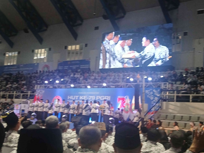 Ibu titik memberikan hadiah/dokpri