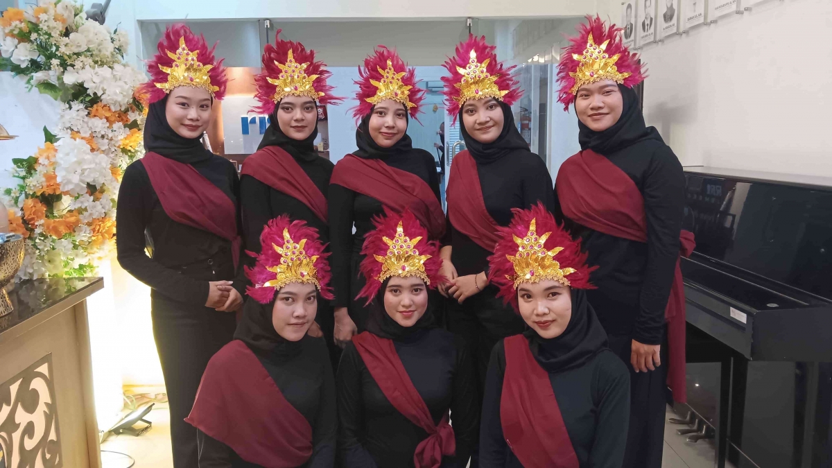 Foto Artikel : Dari Kampus ke Panggung: Mahasiswa Magang di RRI Jember ...