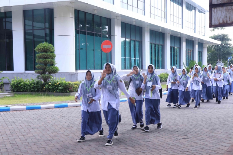 Foto Outing Class (Sumber: Prodistik SMAI Almaarif Singosari 2024)