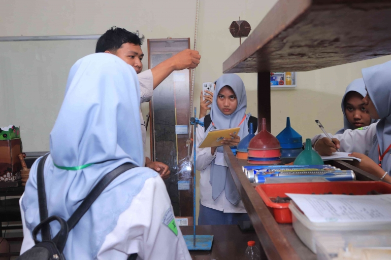 Foto Outing Class Lab. Geologi (Sumber: Prodistik SMAI Almaarif Singosari 2024)