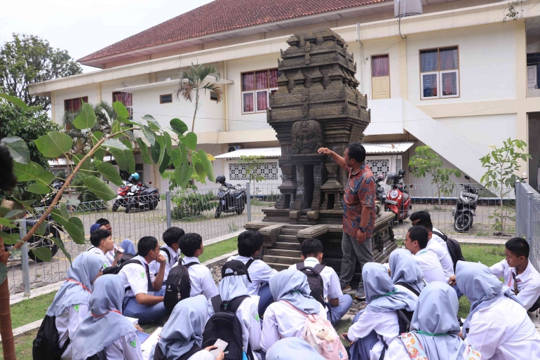 Foto Outing Class Replika Candi (Sumber: Prodistik SMAI Almaarif Singosari 2024)