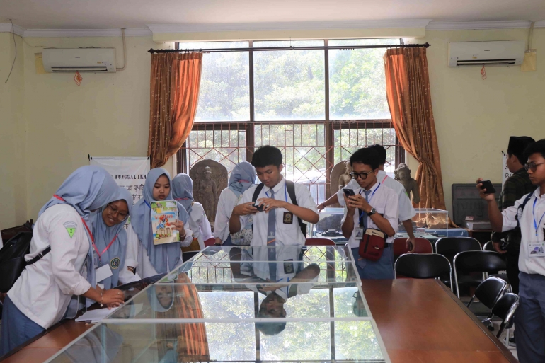 Foto Outing Class Lab. Museologi (Sumber: Prodistik SMAI Almaarif Singosari 2024)