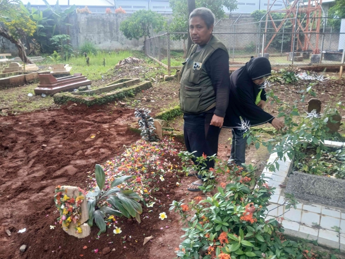 Pergi ke makam bersama kakak omjay/ dokpri