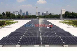 Panel surya di atap gedung perkantoran Jakarta (Sumber SINDONEWS.Com)