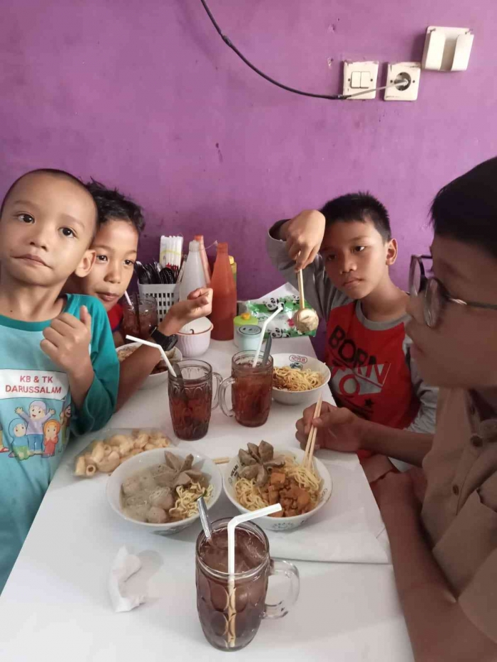 Suasana warung Warisan sumber dokumen pribadiSensasi Bakso Mercon di Klapanunggal Cilengsi