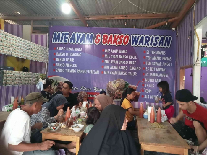 Ramai pengunjung warung Mie Ayam dan Bakso Warisan, sumber dokumen pribadi