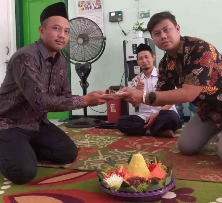 Pemotongan Tumpeng secara Simbolis