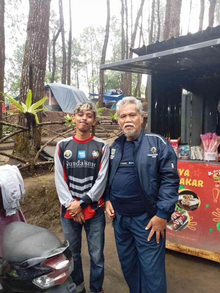 Bersama petugas sumber dokumen pribadi