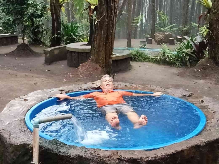 Berenang di kolam air panas sumber dokumen pribadi