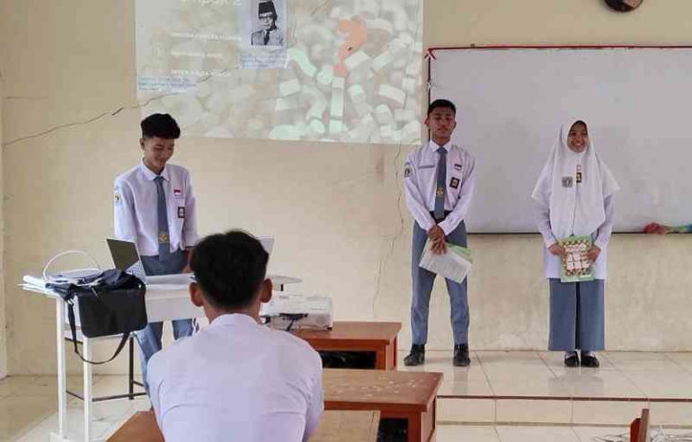 Foto Siswa Presentasi di Kelas (Sumber: google.com)