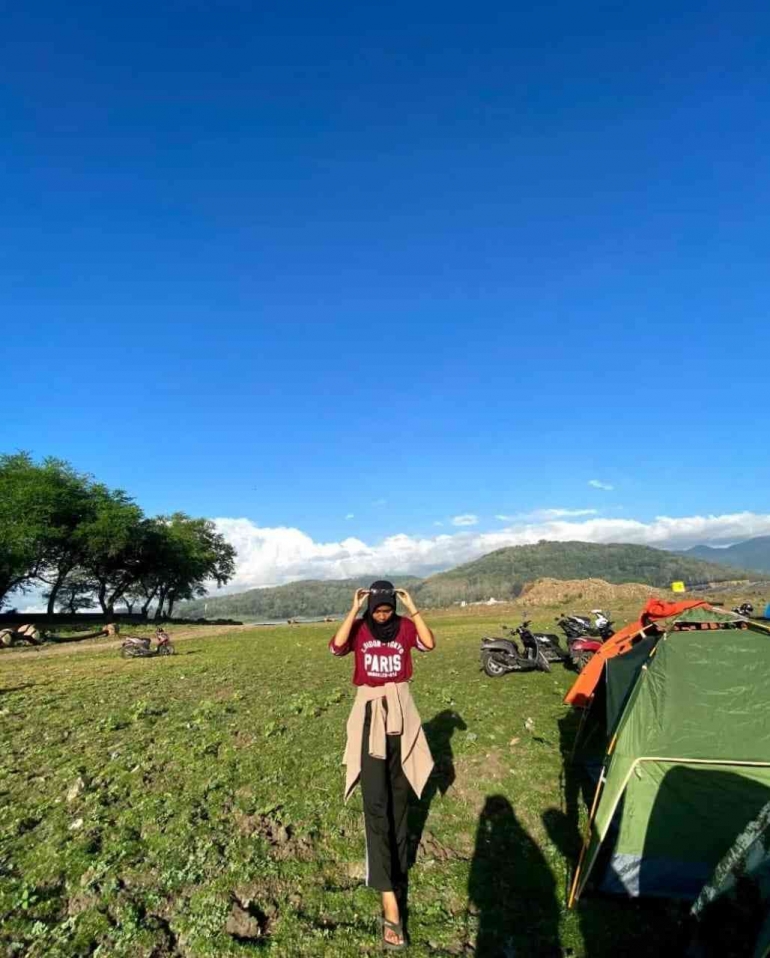 kegiatan berkemah di (Bendungan Pengga) dengan langit yang cerah dan pemandangan alam yang indah.