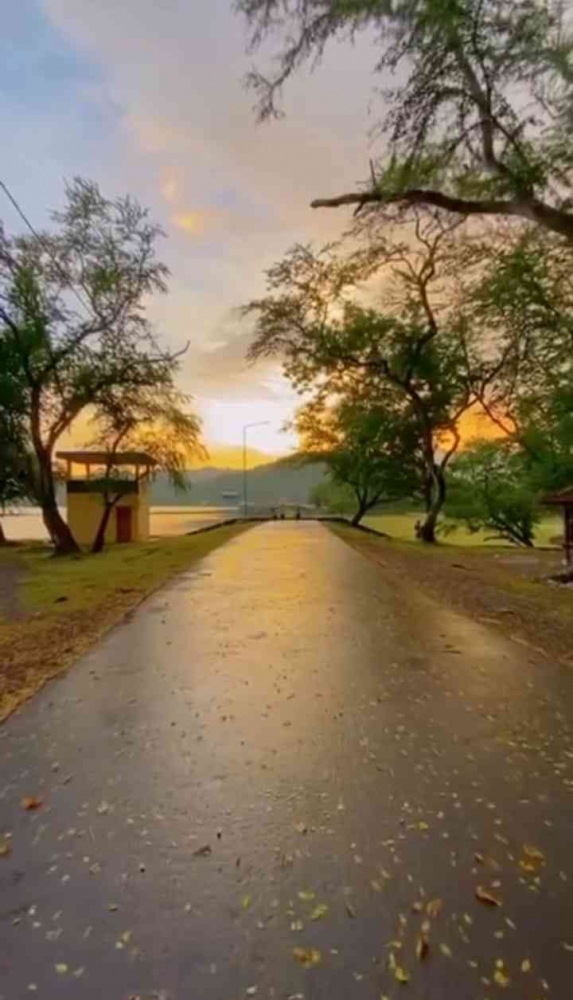 Keindahan alam (Bendungan Pengga) di senja hari.