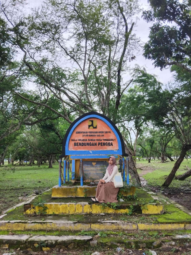 Sebuah tugu (penanda lokasi Bendungan Pengga).