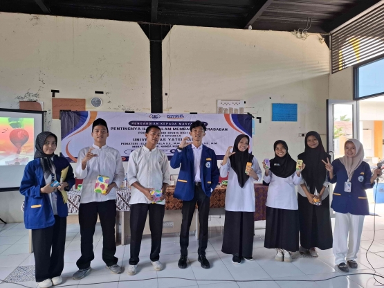 Pemberian Hadiah dari perwakilan mahaiswa kepada siswa/i SMK Jaya Buana yang bertanya kepada Pemateri kedua dan terakhir