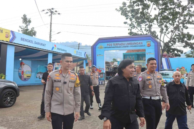 Anggota DPD RI, Alfiansyah Bustomi alias Komeng mengunjungi Pos PAM Polres Garut. (Istimewa)