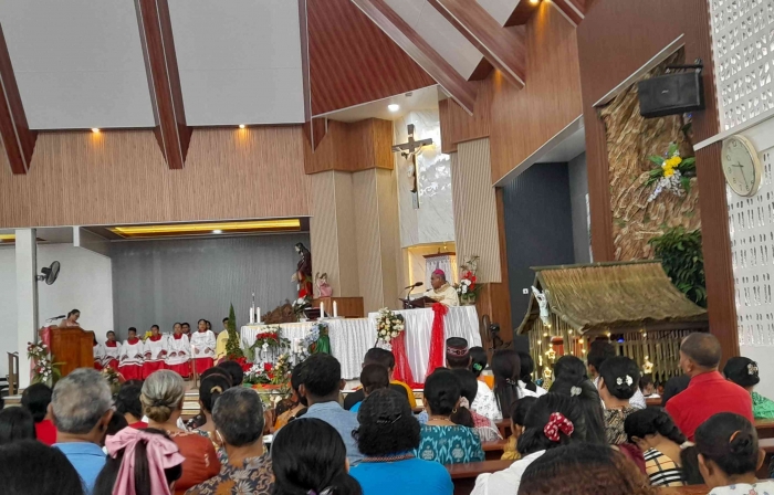 YM Uskup Agung Kupang, Mgr. Hieronimus Pakaenoni, Pr. pimpin misa Natal hari ke-2 di Paroki Samara Tofa (dokpri)