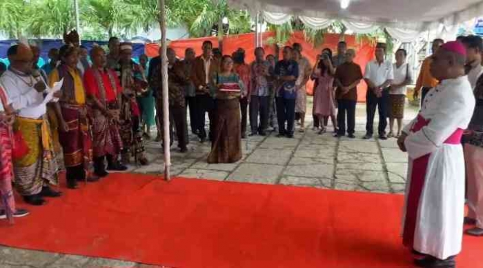 YM Uskup Agung Kupang, Mgr.Hieronimus Pakaenoni, Pr disambut Natoni dalam kunjungan perdananya ke Gereja Samara (dokpri)