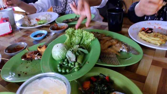 Foto lalapan, sambal, nasi liwet (Sumber: Dokumen pribadi)