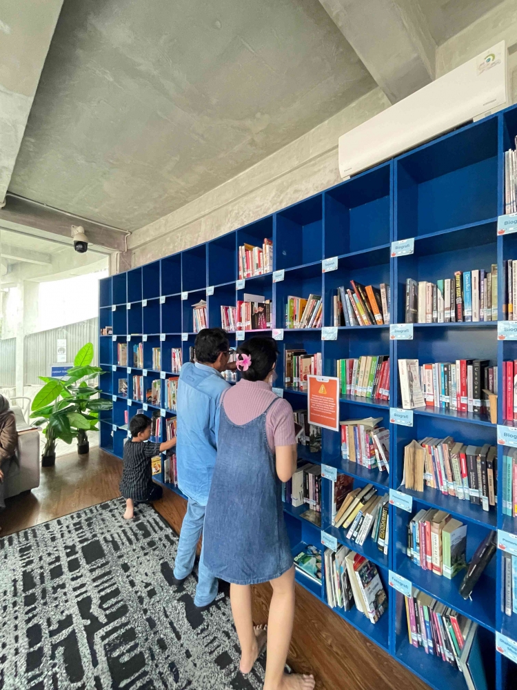 Penulis dan Adelina sedang melongok koleksi perpustakaan Christina Martha Tiahahu, Blok M, Jaksel. Foto : Kenia Pakpahan.