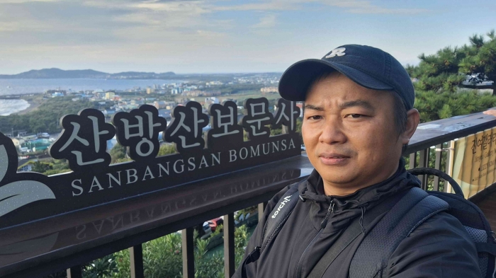 Pemandangan indah dari pelataran doa kuil Sanbangsan Bomunsa, di Seogwipo, Pulau Jeju, Korea Selatan.