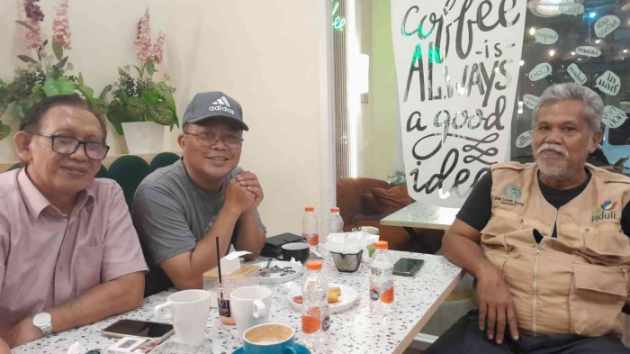 Bertiga Abah Ali Sekjen PB PGRI dan ayah didi, sumber dokumen pribadi