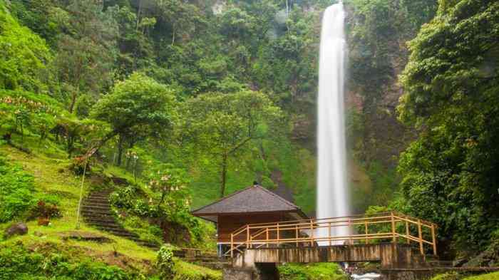 Curug Cimahi (Sumber : travel.tribunnews.com)